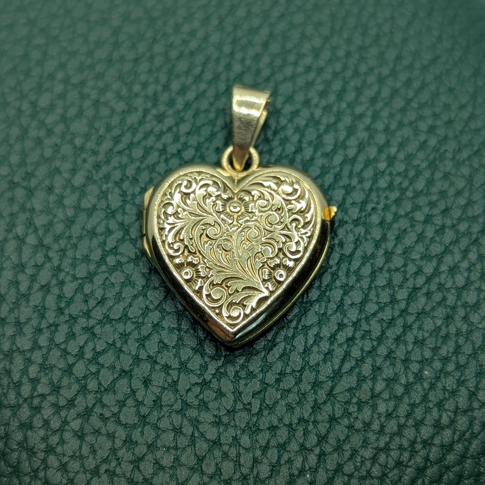✨ 14K Gold Vintage Heart Locket ✨
